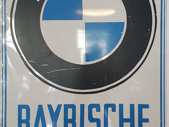 Altes BMW Werbeschild im Zylinderhaus